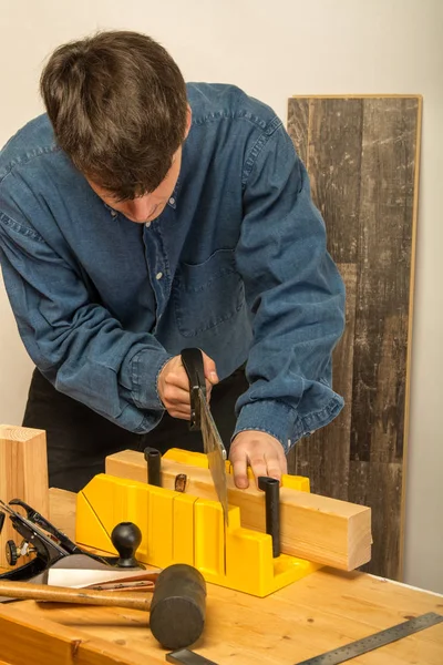 Joven trabajando en madera — Foto de Stock