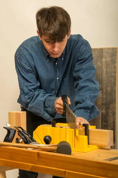 Joven trabajando en madera — Foto de Stock