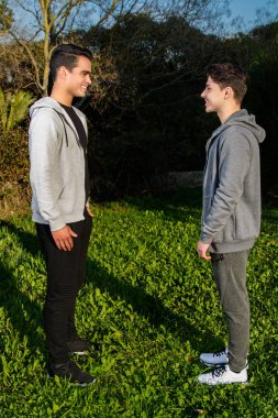 iki arkadaş spor giyim