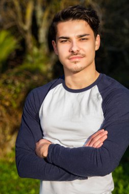 genç adam spor giyim