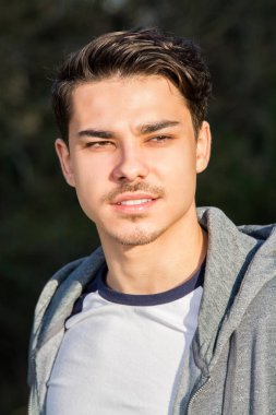 genç adam spor giyim