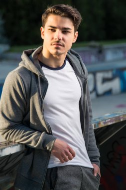 genç adam spor giyim