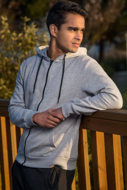 genç adam spor giyim