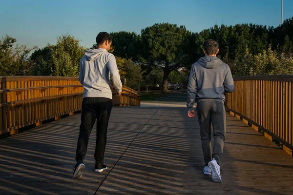 Deux amis en vêtements de sport — Photo