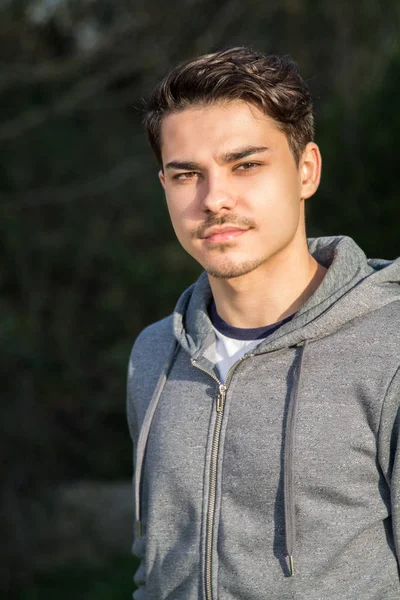 genç adam spor giyim