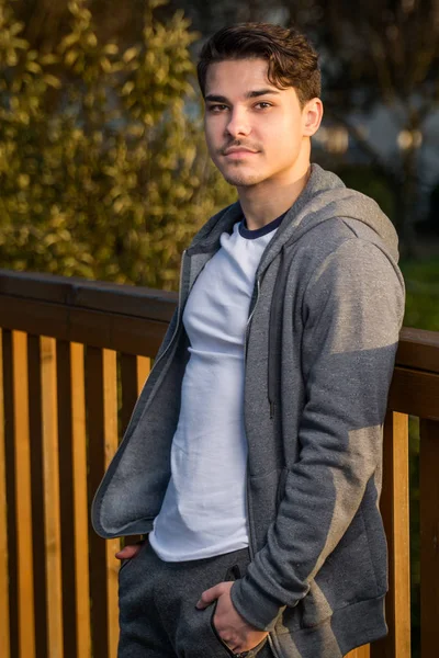 genç adam spor giyim