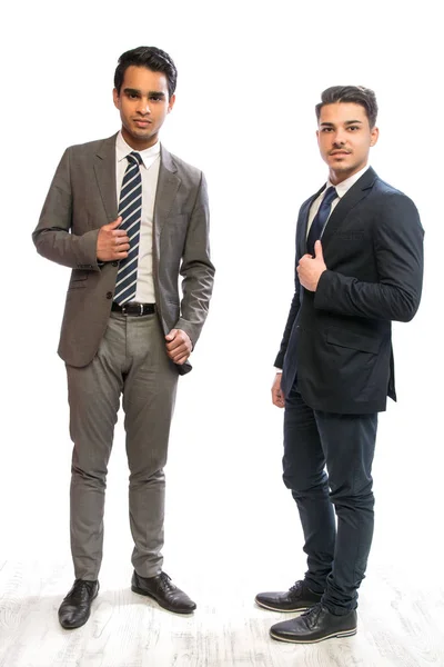 Twee jonge zakenman in pakken — Stockfoto