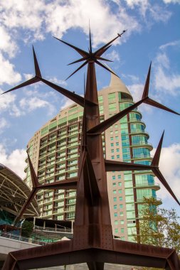 Güneş adam heykeli