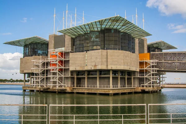 Vista exterior del Oceanario de Lisboa, Parque das Nacoes en L — Foto de Stock