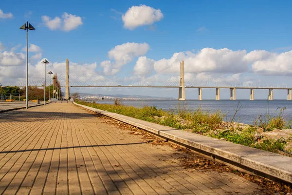 Vasco da Gama híd Lisszabonban — Stock Fotó