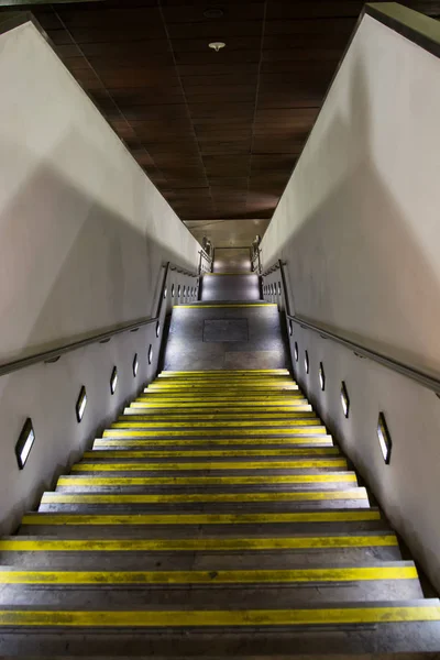 Długie schody — Zdjęcie stockowe