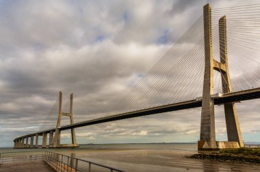 Lisboa 'daki Vasco da Gama köprüsü