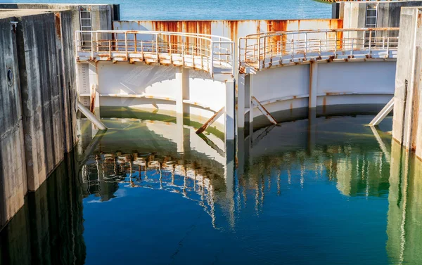 Presa de metal para detener el agua —  Fotos de Stock