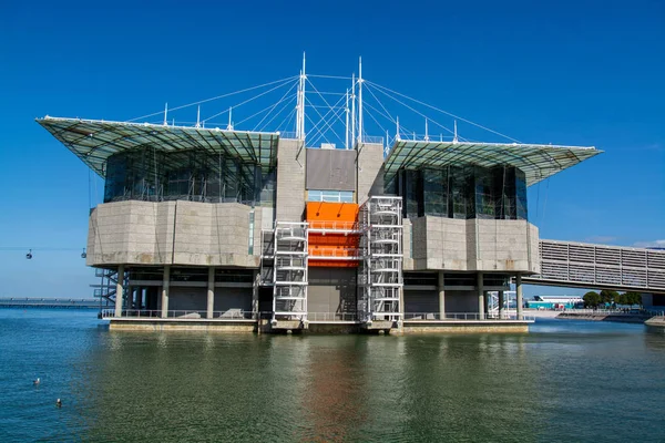 Vista exterior del Oceanario de Lisboa, Parque das Nacoes en L — Foto de Stock