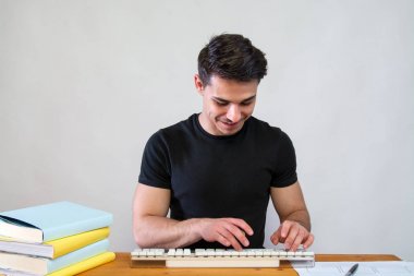  Bilgisayarda çalışan adam