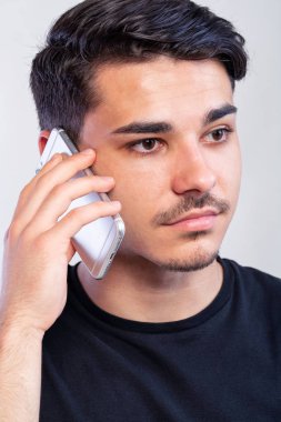 Telefonu kullanan adam.