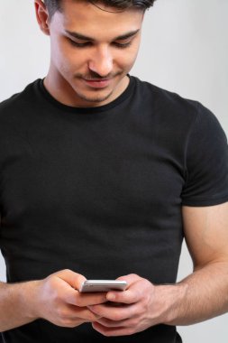 Telefonu kullanan adam.