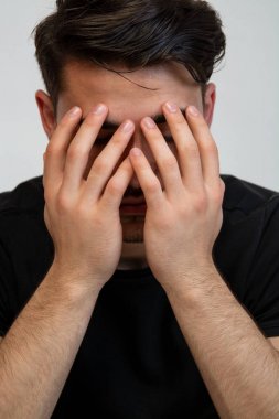  Depresyondaki genç adam