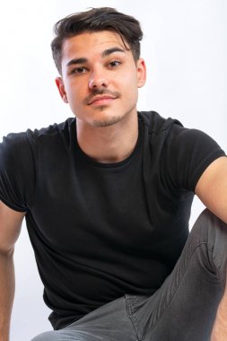  genç adam poz