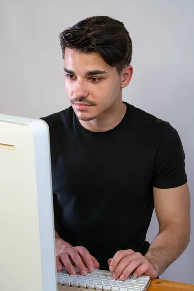 Mann arbeitet am Computer — Stockfoto