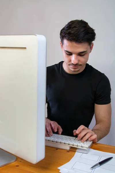 Bilgisayarda çalışan adam — Stok fotoğraf