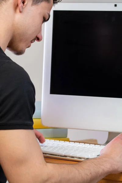 Mann arbeitet am Computer — Stockfoto