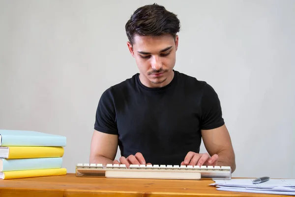 Hombre trabajando en la computadora —  Fotos de Stock