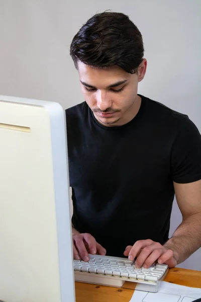 Mann arbeitet am Computer — Stockfoto