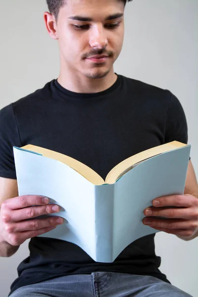 Uomo che legge un libro — Foto Stock