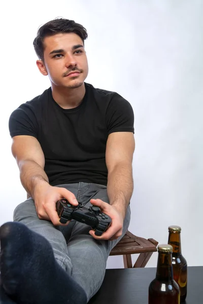 Homme jouant à des jeux — Photo