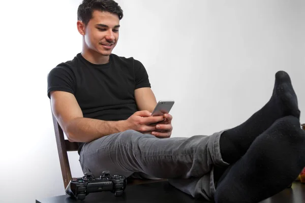 Homem usando o telefone — Fotografia de Stock