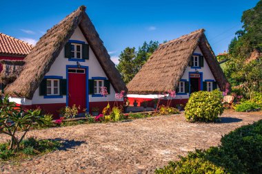 Geleneksel Santana evleri Madeira adasında