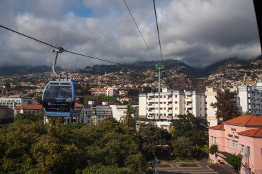 Madeira adasındaki Funchal 'da teleferik.
