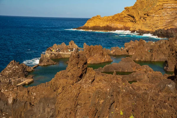 Piscinas naturais de Porto Moniz na ilha da madeira — Fotografia de Stock