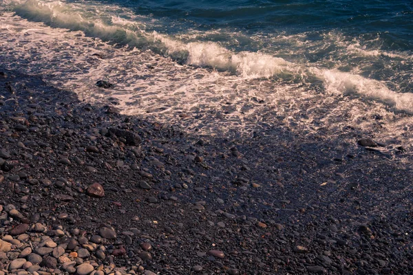 Vlny lámající se na pláži — Stock fotografie