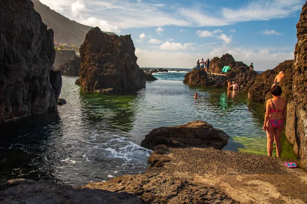 Piscinas naturais de Porto Moniz na ilha da madeira — Fotografia de Stock