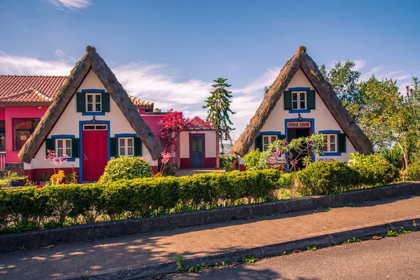 Casas tradicionais de Santana na ilha da madeira — Fotografia de Stock