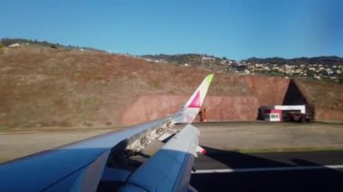 Madeira havaalanına uçak iniyor.