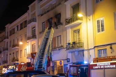 İtfaiyeciler şehir yangınıyla mücadele ediyor.