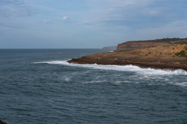 Dalgalar kırılıyor