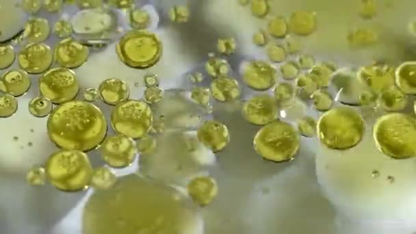 水に円形の黄金の幾何学的な形 — ストック動画