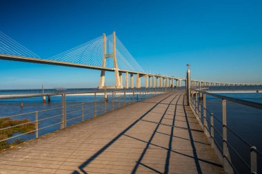 Nehirdeki çeşitli köprüler