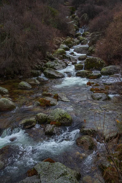 Nehir taşların üzerine düşüyor. — Stok fotoğraf