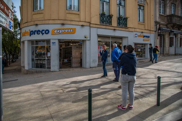 Lisboa Portugal Marzo 2020 Personas Esperando Cola Fuera Supermercado Lisboa —  Fotos de Stock