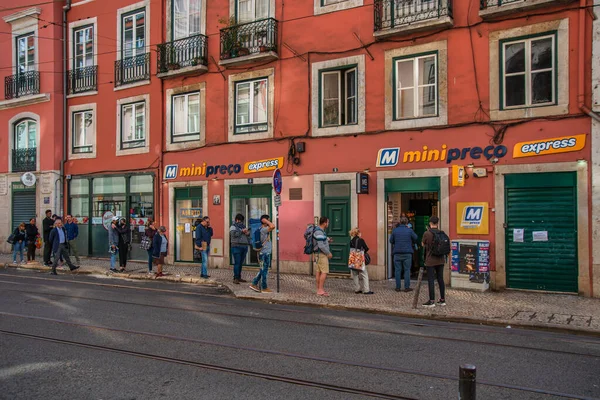 Lisboa Portugal Marzo 2020 Personas Esperando Cola Fuera Supermercado Lisboa — Foto de Stock