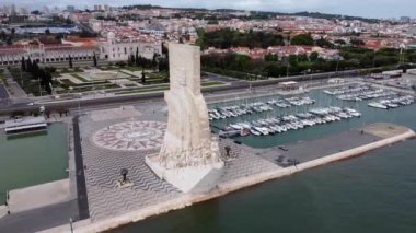  Lizbon 'un Belem ilçesindeki Keşifler Anıtı