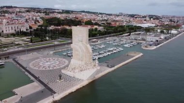  Lizbon 'un Belem ilçesindeki Keşifler Anıtı