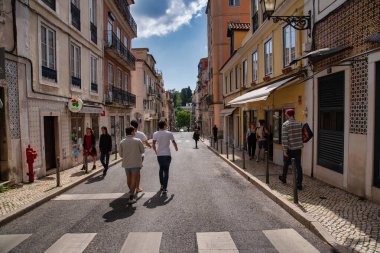 Lizbon, Portekiz. 25 Nisan 2020. Lizbon Portekiz 'de bir caddenin manzarası, 