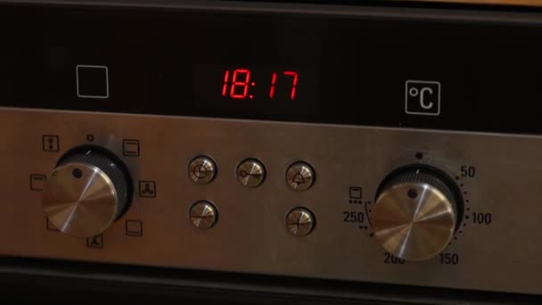 오븐에 온도를 조절하는 — 비디오