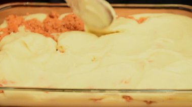 Etli kızartma ile ezilmiş patates.